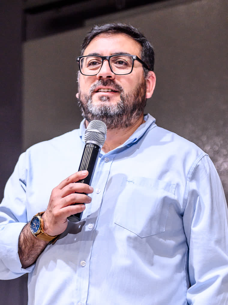 Boris González, psicólogo clínico, hablando con un micrófono durante una conferencia