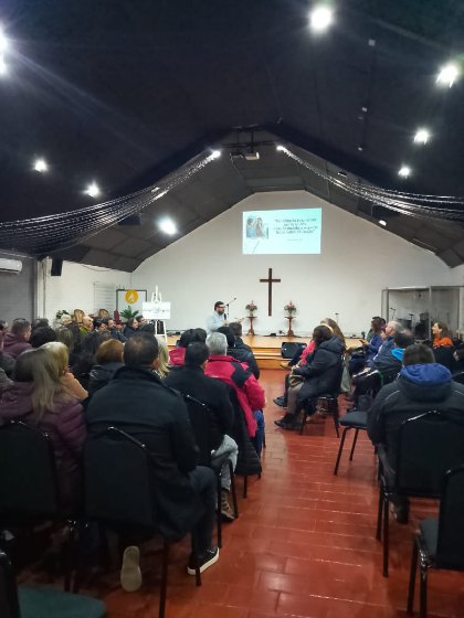 Asistentes escuchando una charla en el salón de una congregación