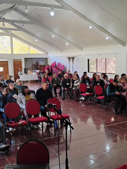 Sala amplia con asistentes sentados durante una jornada de capacitación