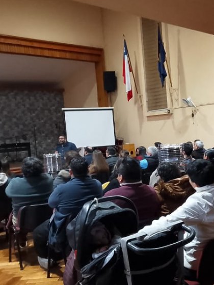 Salón con asistentes durante una actividad de formación